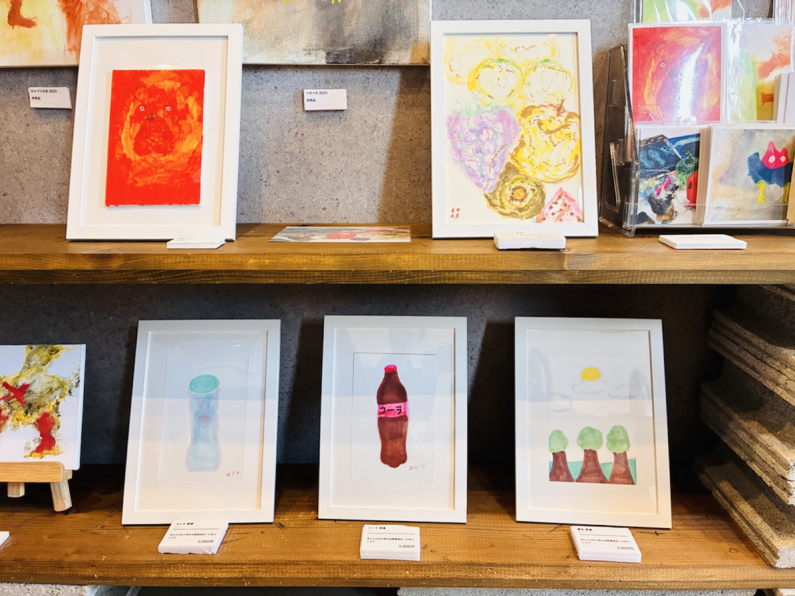 角田みらい展の作品とポストカードの展示