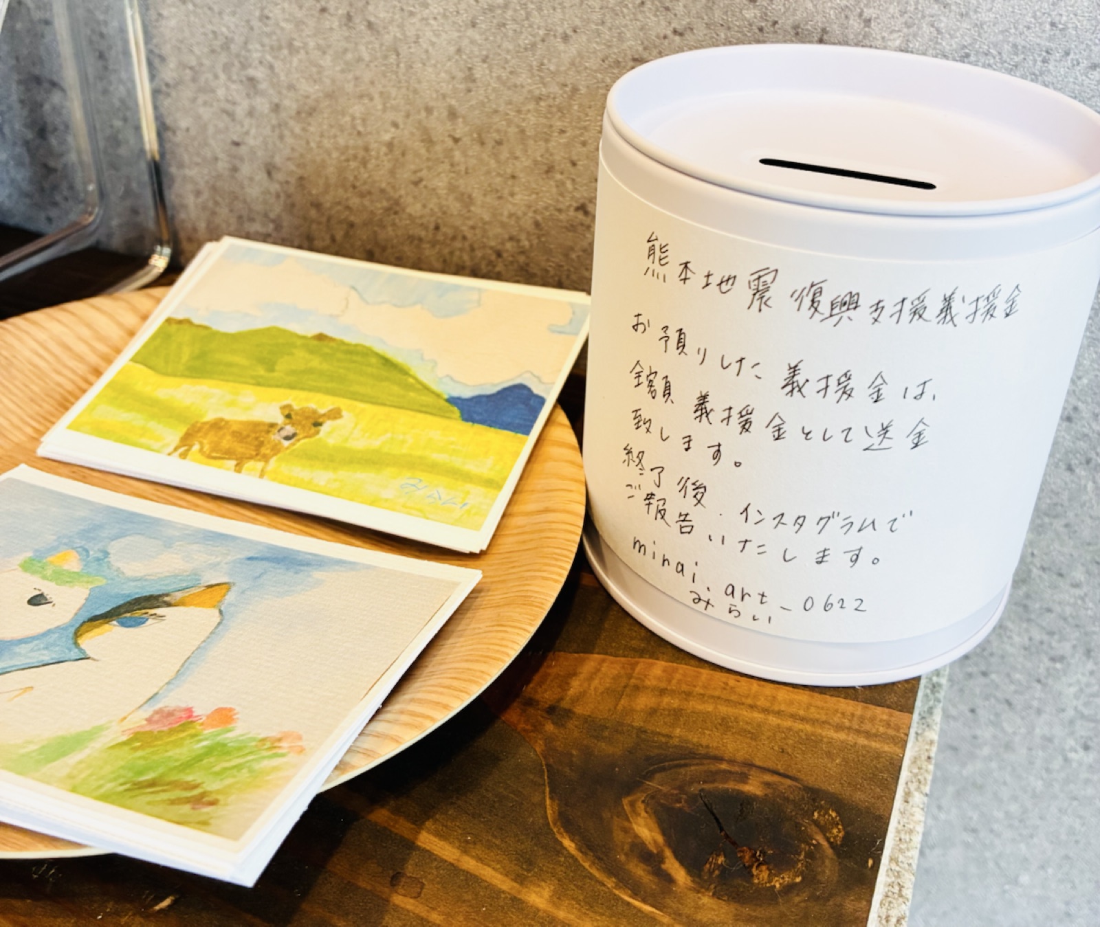 角田みらい展の義援金募金箱とお礼のポストカード