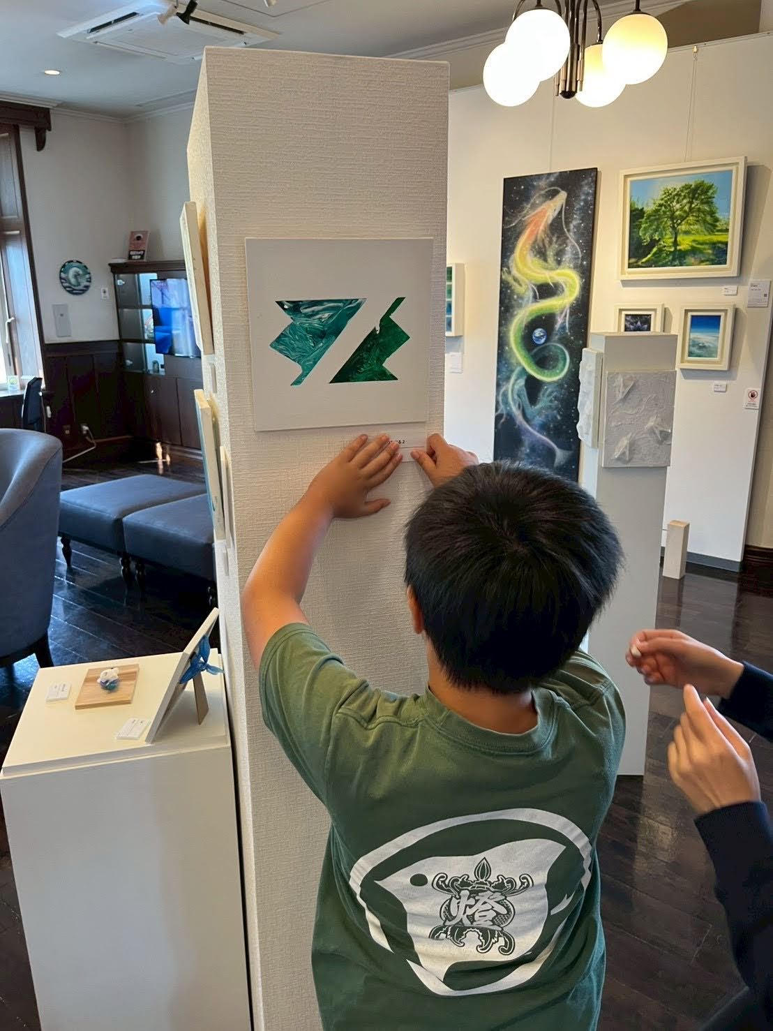 門司港グループ展 ② みらいが作品を設営中